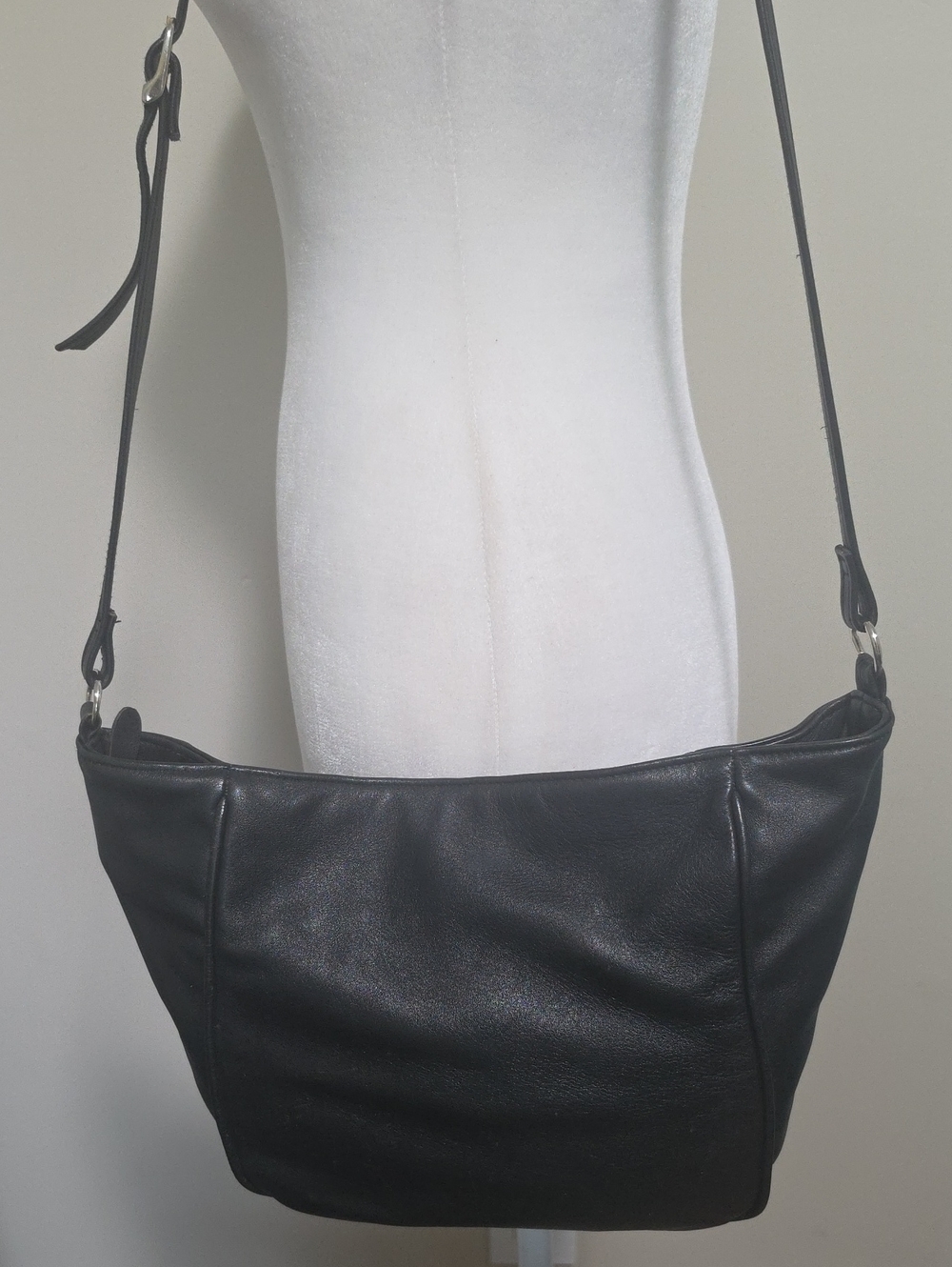 Vintage Minimalist Genuine Black Leather Shoulder Bag Crossbody – Excellent Cond
